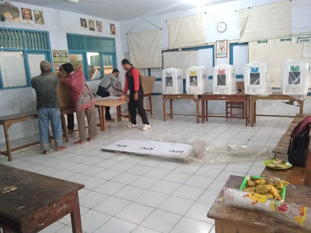 banjardawadesa's tweet photo. Persiapan malam ini di TPS (012 TPQ Al Ikhlas Perum) dan (014 SD Banjardawa 01) #PilpresDamai #JanganGolput https://t.co/AztONCqBVA