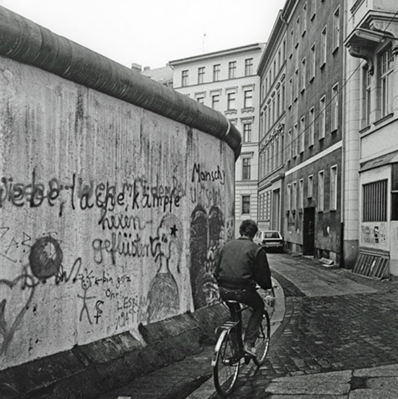 creapills's tweet photo. Il parcourt les rues de Berlin pour comparer l’évolution de la ville avec des photos historiques

Plus d'infos : https://t.co/VTygN7g3eh https://t.co/2hQx2VCj0u