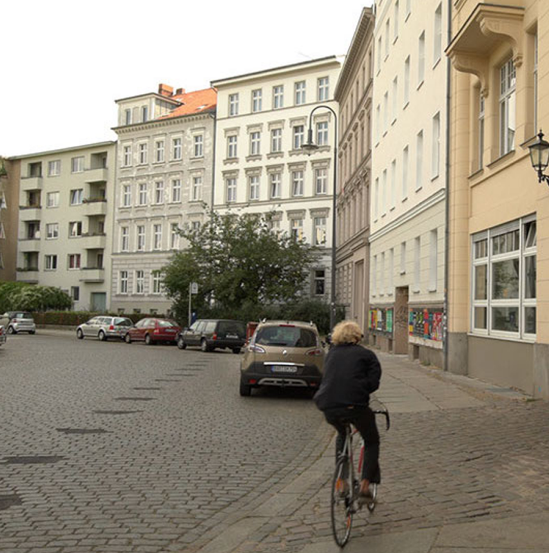 creapills's tweet photo. Il parcourt les rues de Berlin pour comparer l’évolution de la ville avec des photos historiques

Plus d'infos : https://t.co/VTygN7g3eh https://t.co/2hQx2VCj0u