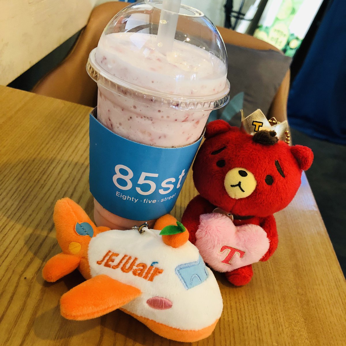 yuritvxq1's tweet photo. ゆかりの地巡りも少しですができました💕😊
#韓国旅行 #JEJUAIR #チェジュ航空 #85stcoffee #wickedsnow #smtown https://t.co/I4e8cJUMYA