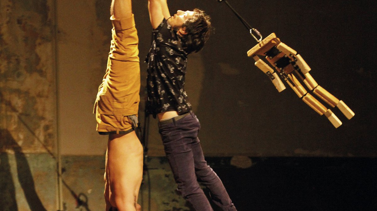 contorsionsficv's tweet photo. Mi nombre es Hor. Un espectáculo de circo en el que la luz, controlada en directo por los artistas, juega un papel indispensable. Ven a ver a la Cía. Psirc el 27 de abril a las 21h en @LaMutant_ #Contorsions #festival #internacional #circo #valencia https://t.co/gC62i4NFiO