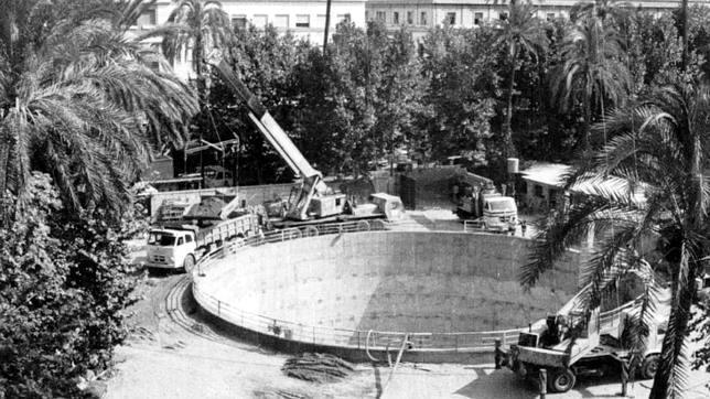 SevillaInsolita's tweet photo. Pozo de excavación en la plaza Nueva del antiguo proyecto del metro .

¿Año 1983? https://t.co/85bHCjEicN