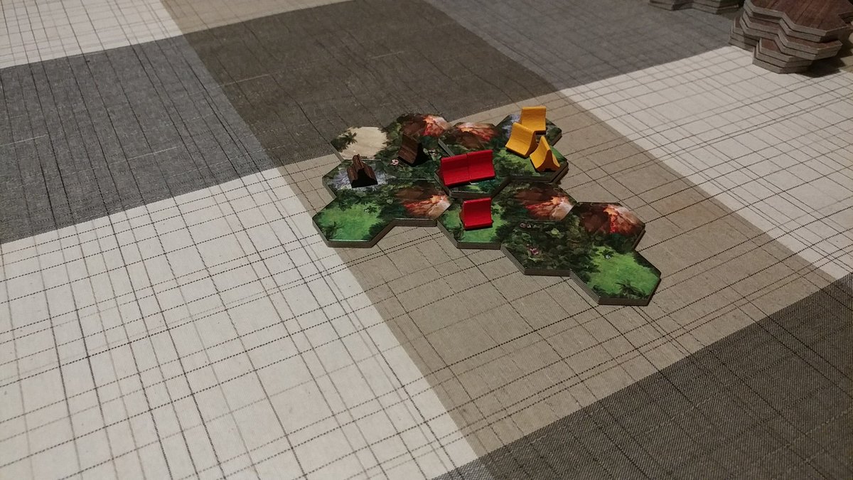 Spieletom's tweet photo. Ein schöner Tag mit #Familie findet den Abschluss mit dem tollen #Brettspiel #Klassiker #Taluva von #HiG. Zu dritt mit #Bruderherz und Tochter #LenaKurzstrumpf. https://t.co/LxHZ46oNCe