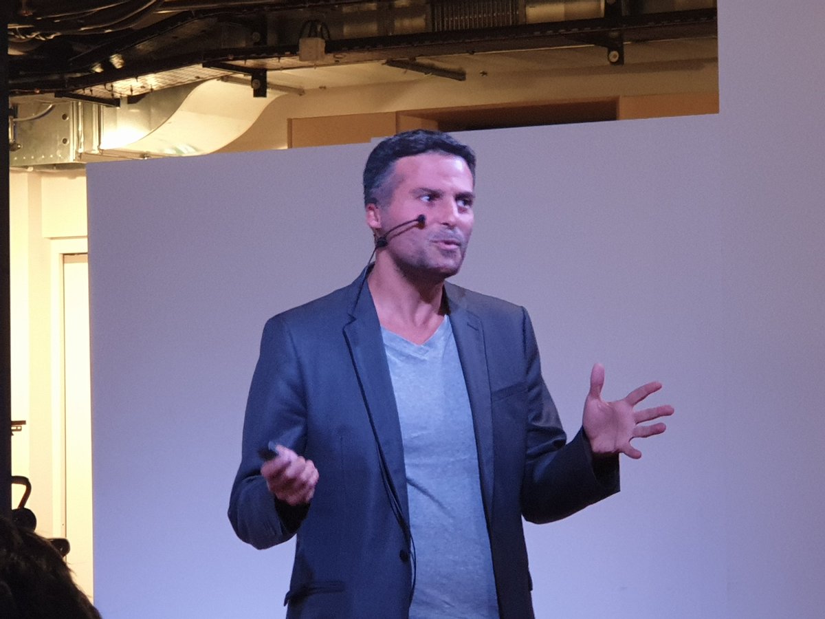 "#AI is #Creative" Inspiring talk by Alaa Abi Haidar <a href="/alagraphy/">ALAgrApHY</a> who makes #science meet #art
<a href="/TEDxBelleville/">TEDxBelleville</a> 
<a href="/WeAreLeonard/">Leonard</a>