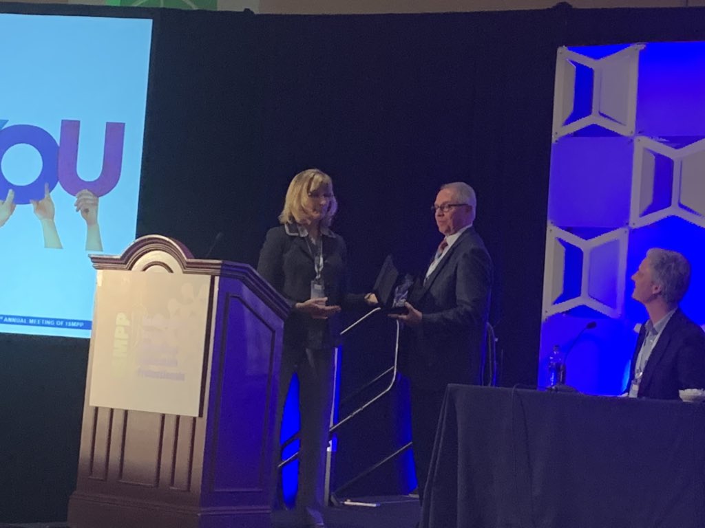ISMPP's tweet photo. A heartfelt “thank you” presented to Al Weigel, ISMPP President, by Juli Clark. Much appreciation from all of us, Al! #ISMPP15AM https://t.co/oDnqVwrUgd