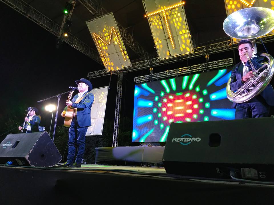 Los3DeSinaloa's tweet photo. Maravillosa noche que pasamos en el #TeatroDelPueblo de @LaFeriaMty 🎡 ¡Gracias infinitas por tanto cariño plebada..! 🤠 https://t.co/dxtElZY311