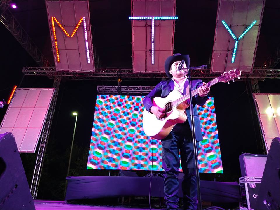 Los3DeSinaloa's tweet photo. Maravillosa noche que pasamos en el #TeatroDelPueblo de @LaFeriaMty 🎡 ¡Gracias infinitas por tanto cariño plebada..! 🤠 https://t.co/dxtElZY311