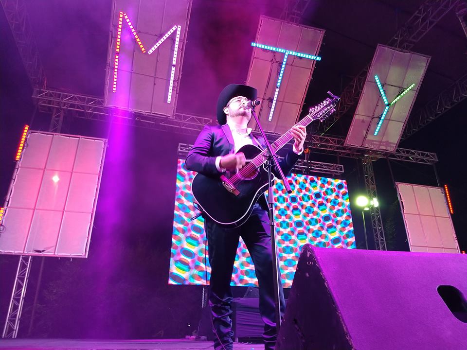 Los3DeSinaloa's tweet photo. Maravillosa noche que pasamos en el #TeatroDelPueblo de @LaFeriaMty 🎡 ¡Gracias infinitas por tanto cariño plebada..! 🤠 https://t.co/dxtElZY311