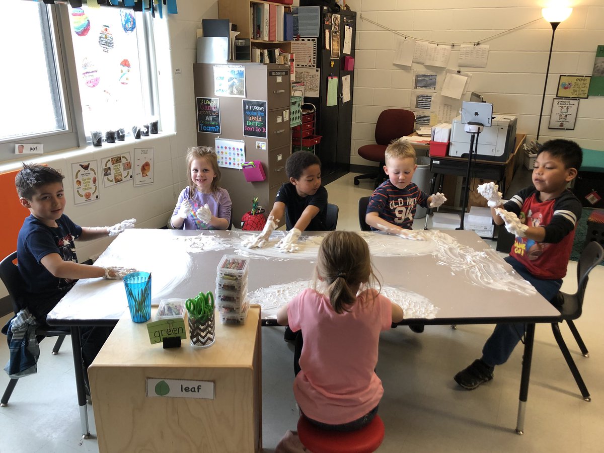 LaabsTara's tweet photo. Shaving cream it is to practice our sight words! #kinderchat #demdelights #sensory https://t.co/cqh99ybVqp