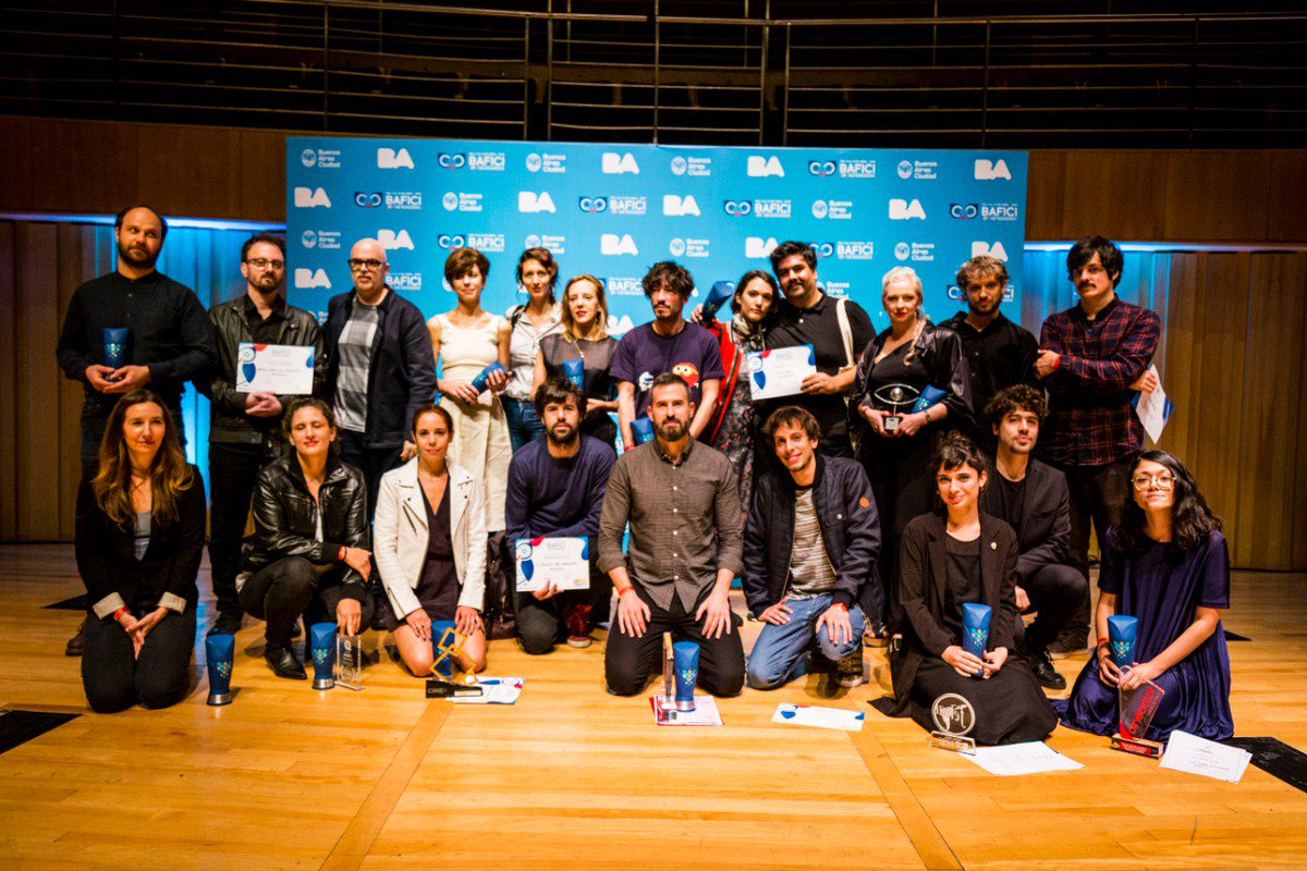 AdFcine's tweet photo. Entregamos el premio @AdFcine a #MejorFotografía en Competencia Internacional del #21BAFICI. 
Ganador: Daniel Landin por “Ray &amp; Liz”
Recibió el premio Jacqui Davies 

Jurades ADF:
Agustin Barrutia (ADF) Rogelio Chomnalez (ADF) Kris Niklison (ADF)

#PremioADF #Cinematographers https://t.co/d0Cl3GUfwx