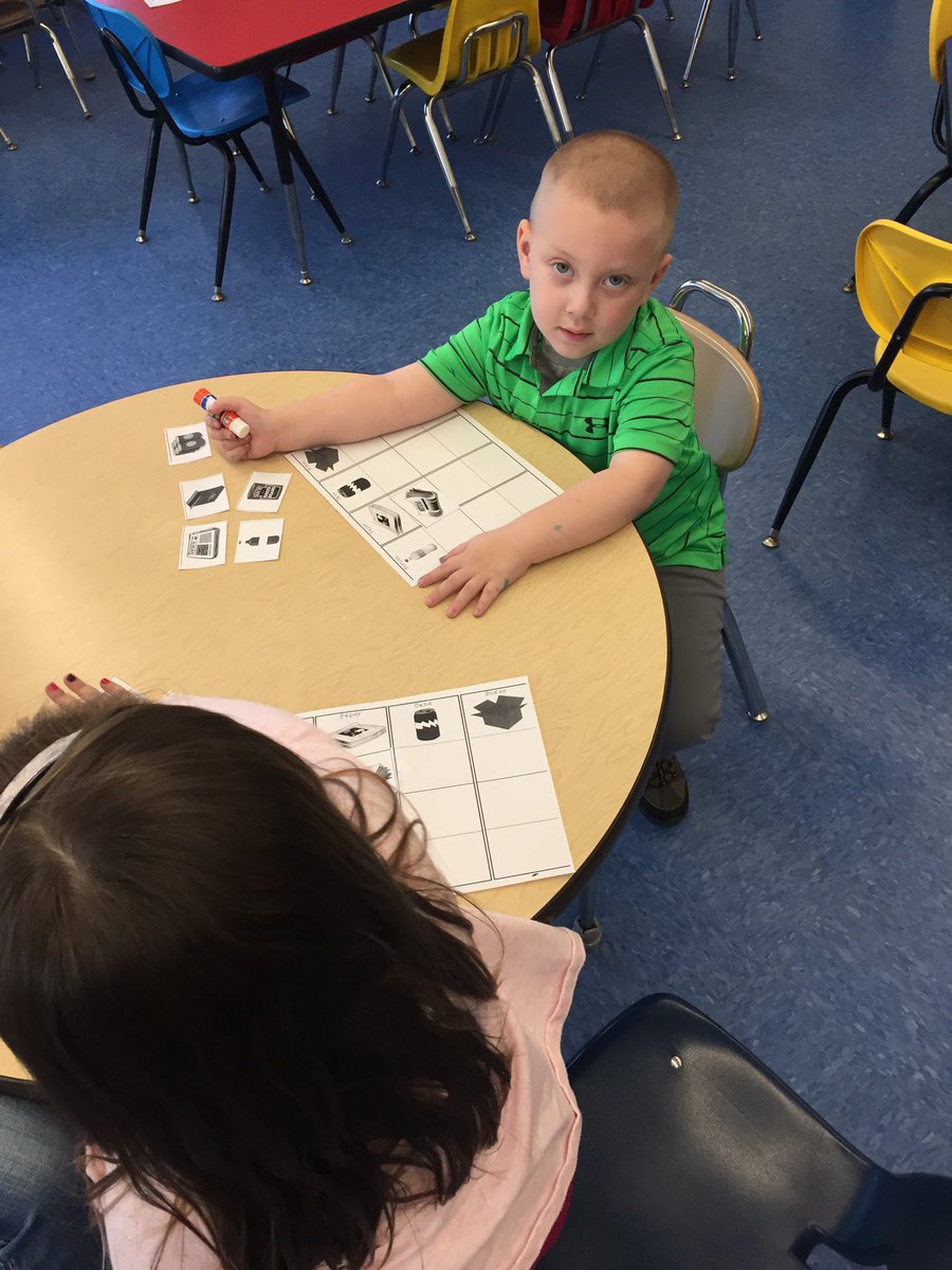 msmPKYPreK's tweet photo. We learned about recycling today for Earth Day coming up next week 🌎 students completed a picture sort with objects you can recycle! @parkwayschoolem @frank_lukasik https://t.co/mKk9TPHNay