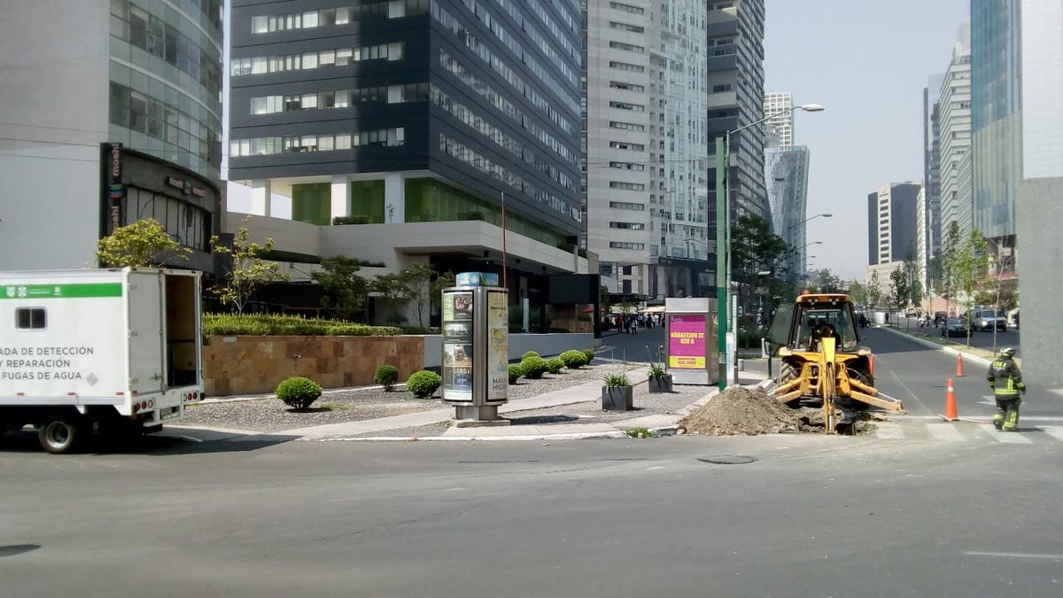 SGIRPC_CDMX's tweet photo. Personal de la Dirección General Táctico Operativa colabora en el control de una fuga de gas natural que se presenta en Av. Santa Fe, de la alcaldía Cuajimalpa. La zona se encuentra acordonada y se están realizando las maniobras correspondientes. https://t.co/ClGiWYUe1a