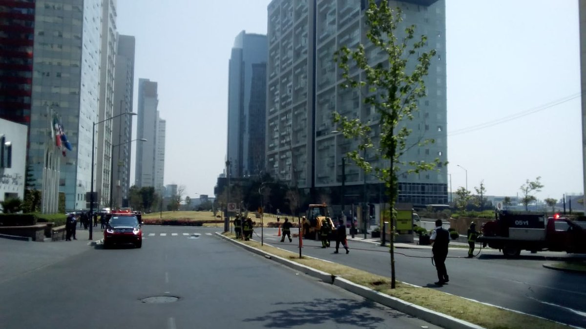 SGIRPC_CDMX's tweet photo. Personal de la Dirección General Táctico Operativa colabora en el control de una fuga de gas natural que se presenta en Av. Santa Fe, de la alcaldía Cuajimalpa. La zona se encuentra acordonada y se están realizando las maniobras correspondientes. https://t.co/ClGiWYUe1a