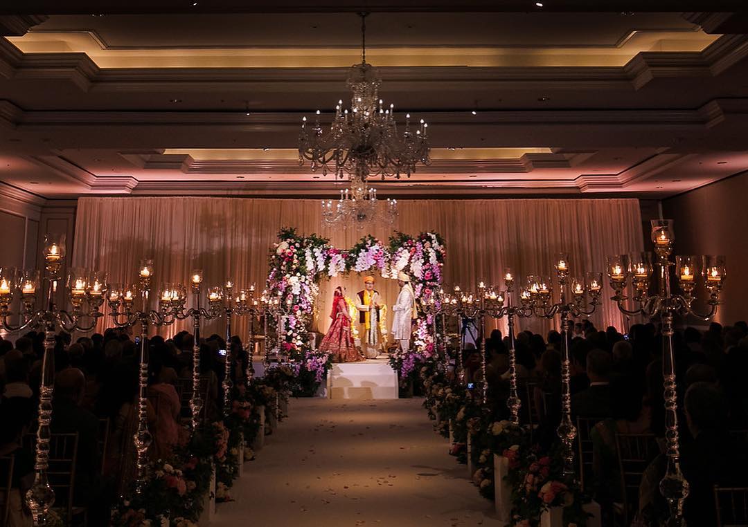 FestiveSTL's tweet photo. So many glowing elements for this incredibly intimate ceremony.
Photo: Lin & Jirsa Photography
#festivestl #wedding #weddingplanning #mandap #weddingceremony #stlwedding #weddingphotography #weddingflorist #orchids https://t.co/7hPJ1JFbj6