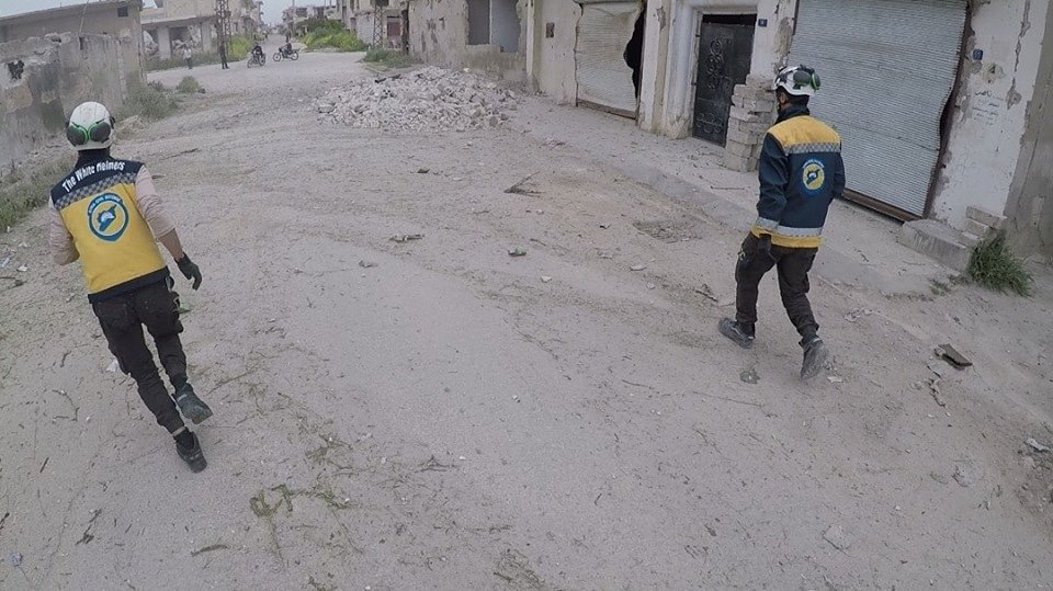 SuriyeSivilSav's tweet photo. #Morik şehrinin bölgeleri saldırıya uğrdıktan sonra #sivil_savunma ekipleri yerleri kontrol edip can kayıbı olmadığı bilerledi.#Hama #WhiteHelmets #Sondakika #Haberler https://t.co/ImhbSSzLBz