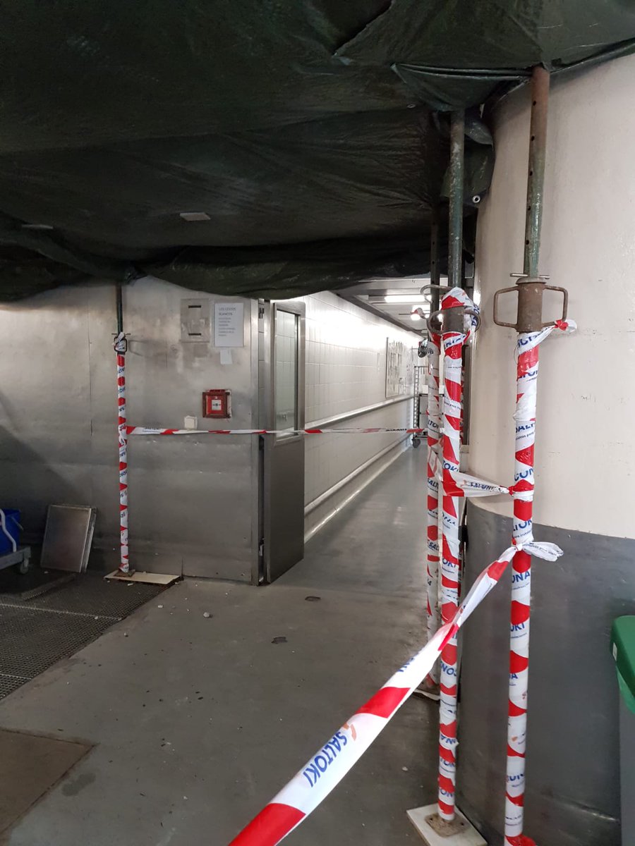 Urgenciaslapaz's tweet photo. En este estado LAMENTABLE se encuentran las cocinas del hospital Gregorio Marañón. Cuando decimos desmantelamiento y deterioro nos referimos a cosas como esta https://t.co/yiA2yRYbHC