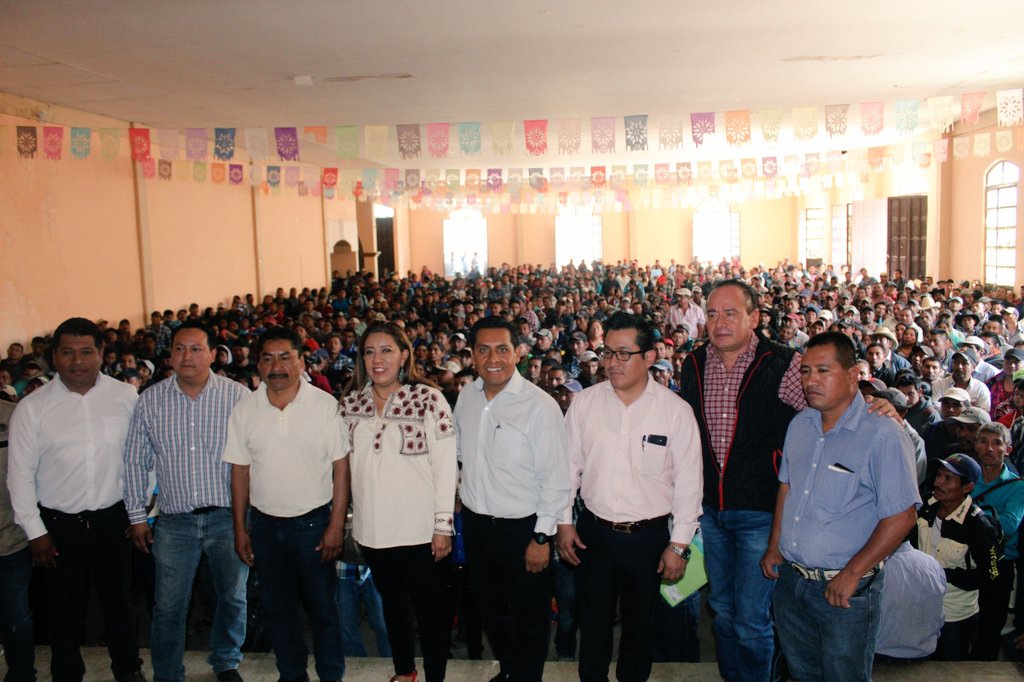 RigobertoGomez_'s tweet photo. En rep de la @SADER_MEX entregamos en coordinación con @NancyOrtizOax delegada de @BienestarMxOax órdenes de pago a 1047 productores de #SantaCruzZenzontepec del programa #ProducciónParaElBienestar @vmva1950 @victor_suarez @Mary_Luisa_AG https://t.co/qO4MoB7tkW