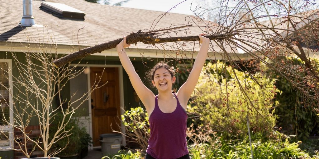 PPDRestoration's tweet photo. As front-yard trees and shrubs begin to sprout leaves after the cold winter, now's the time to cut back the branches that haven't fully bloomed. Additionally, make sure nothing green and growing is touching the foundation, exterior, walls, or roof of your home. #PPDRestorations https://t.co/RQj7acbZ0E