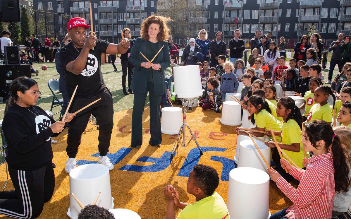 Vandaag startten we met ons nieuwe project Cultuur@Cruyff Courts! Samen met @JFSCNederland laten we jongeren uit arme wijken op onze Cruyff Courts laagdrempelig kennismaken met cultuur. Hoe? Dat lees je hier: bit.ly/2GpZAiT #CultuurScoort #CreatingSpace