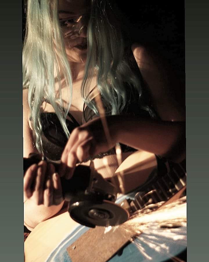 Missy13Massacre's tweet image. Showering in sparks 💥
📷 by James 
#fireperformer #anglegrinding #firemodel #pyrotechnics