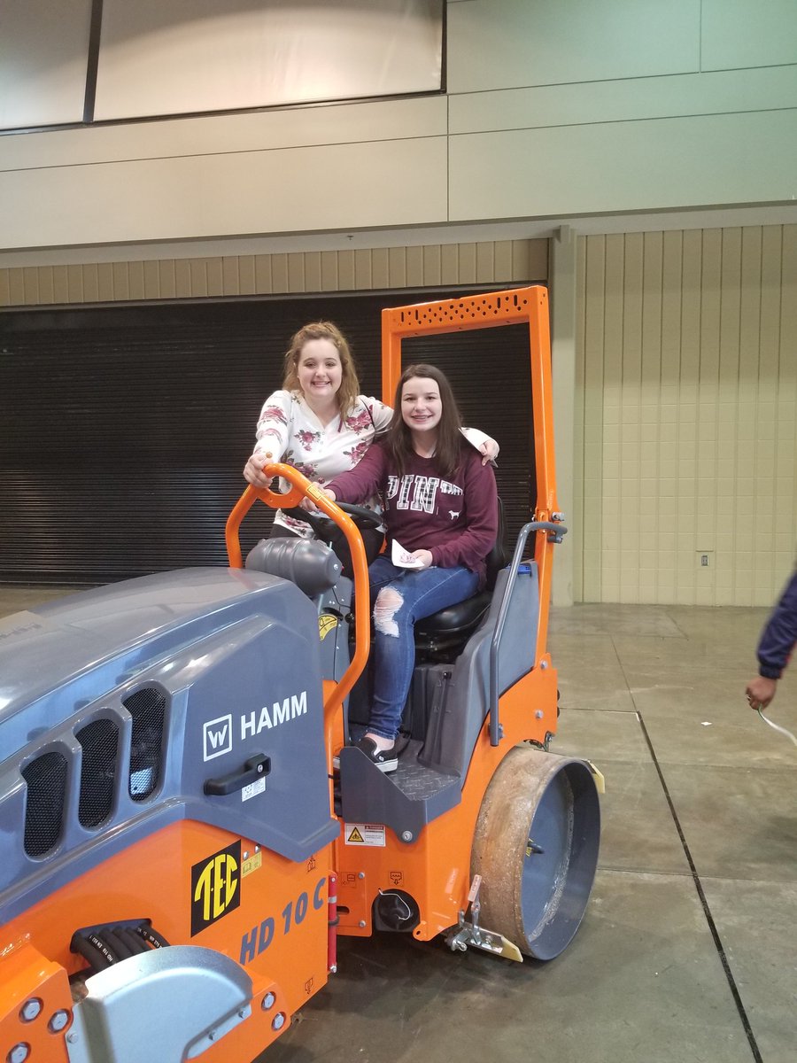AshleyLamarca's tweet photo. Oak Grove High School's 8th grade students had an awesome time at the @worldsofwork! #OG4LiFe @BJCC @pamelabdennis @JEFCOED https://t.co/ec7HeKSZJe