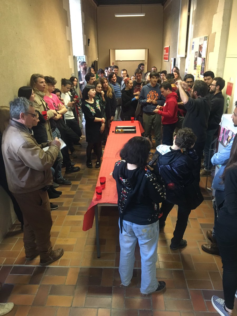 EESI_ESA's tweet photo. C’est parti pour 48h de GameJam ! 55 étudiant.e.s et jeunes auteur.e.s se lancent autour du thème : une catastrophe est arrivée, il faut reconstruire. Une contrainte à choisir : soit les personnages ne sont pas humains, soit les personnes qui jouent ne sont pas humaines. https://t.co/xrrjBvii7L