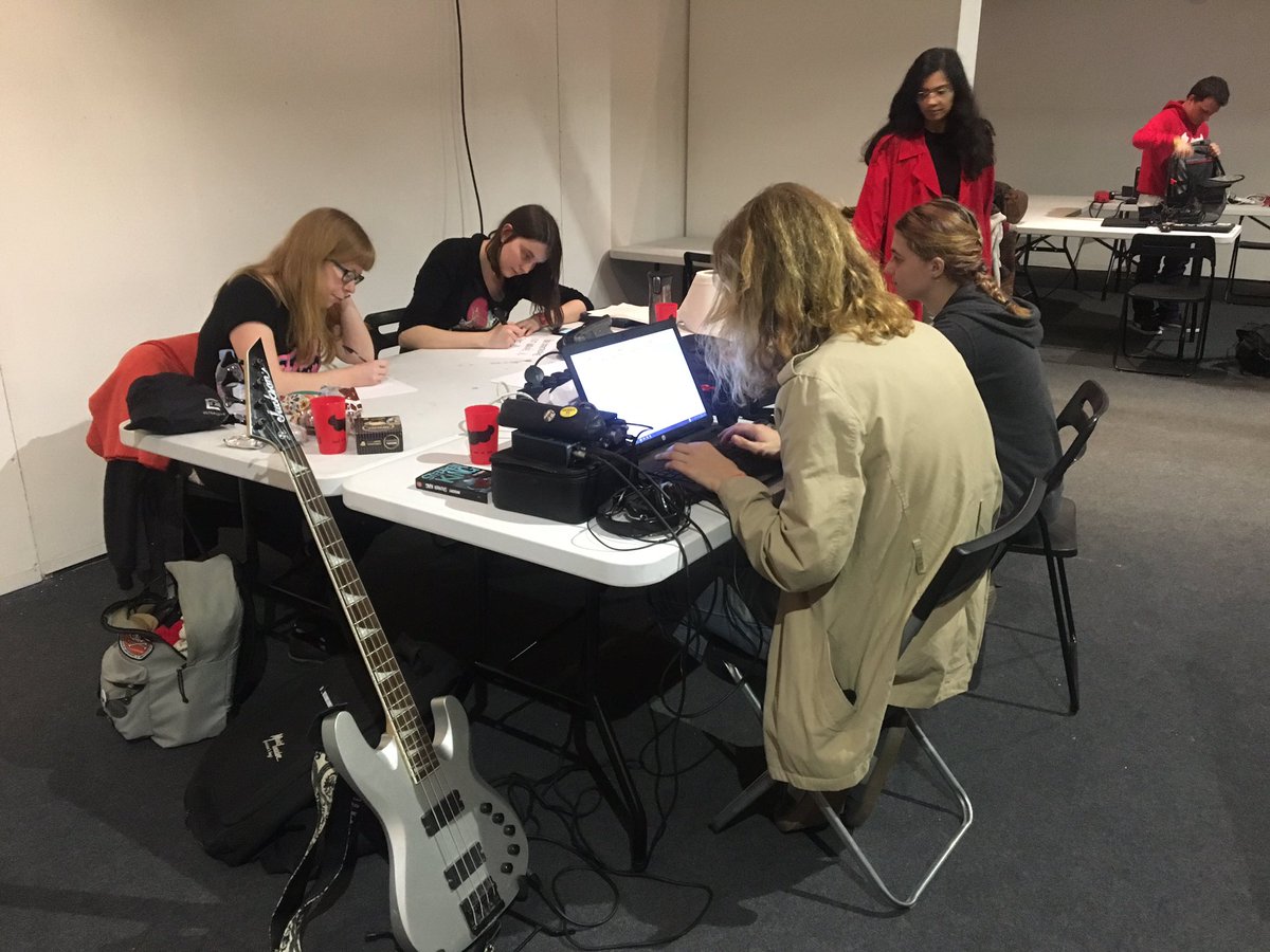 C’est parti pour 48h de GameJam ! 55 étudiant.e.s et jeunes auteur.e.s se lancent autour du thème : une catastrophe est arrivée, il faut reconstruire. Une contrainte à choisir : soit les personnages ne sont pas humains, soit les personnes qui jouent ne sont pas humaines.