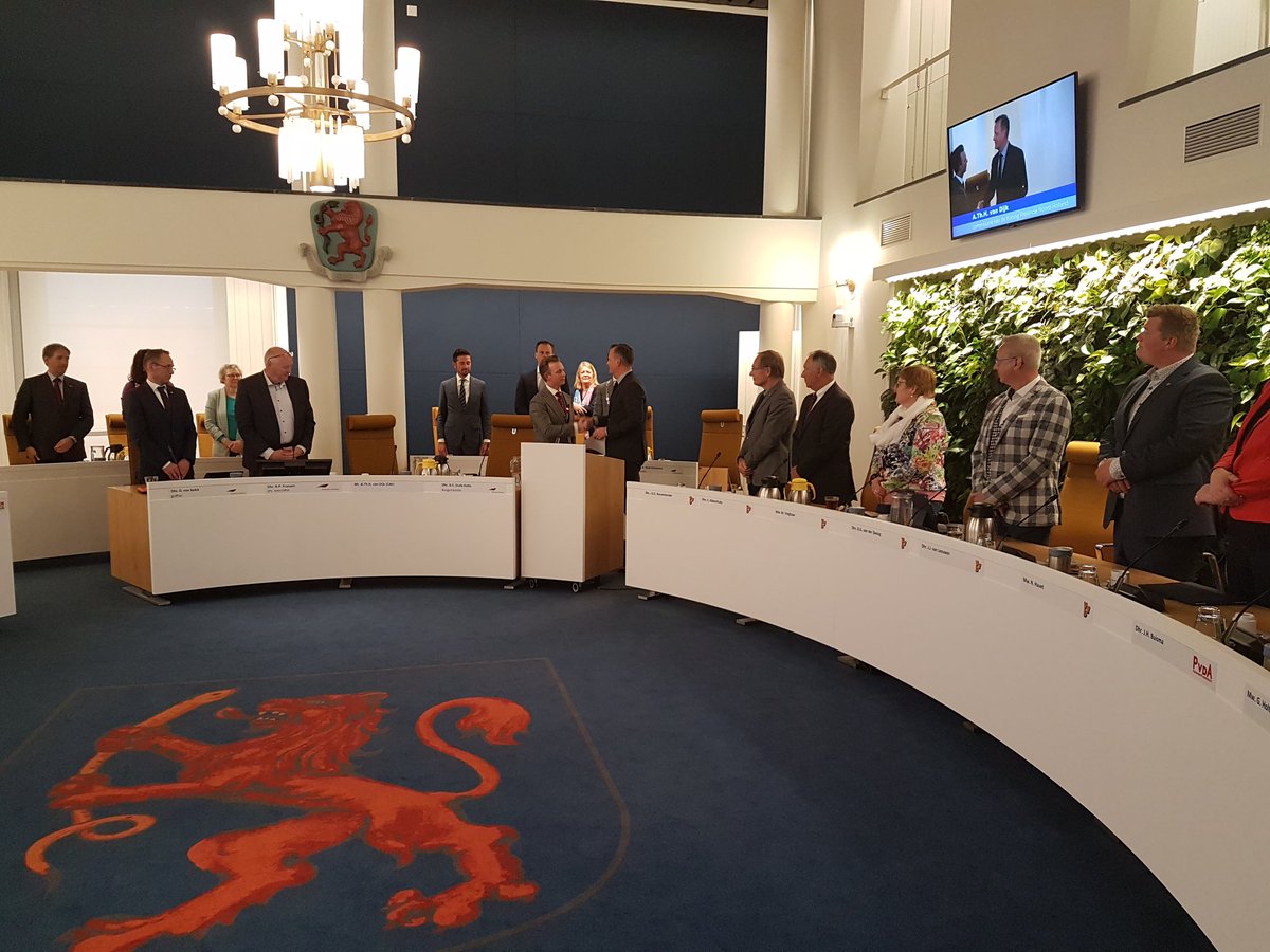 Gido Oude Kotte is in een bijzondere raadsvergadering door de Commissaris van de Koning, de heer Arthur van Dijk, beëdigd als burgemeester van Aalsmeer.