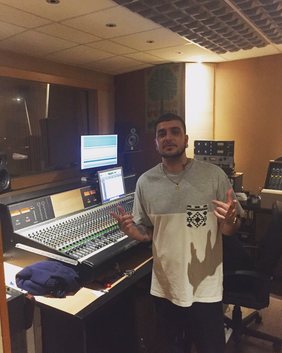 LasaiMuzzik's tweet image. Recording some heavy riddims for the next album!! @forwardeverband , estén atentos familia vienen curvas ⭐️🙏🏼WORK WE A WORK 🙏🏼⭐️