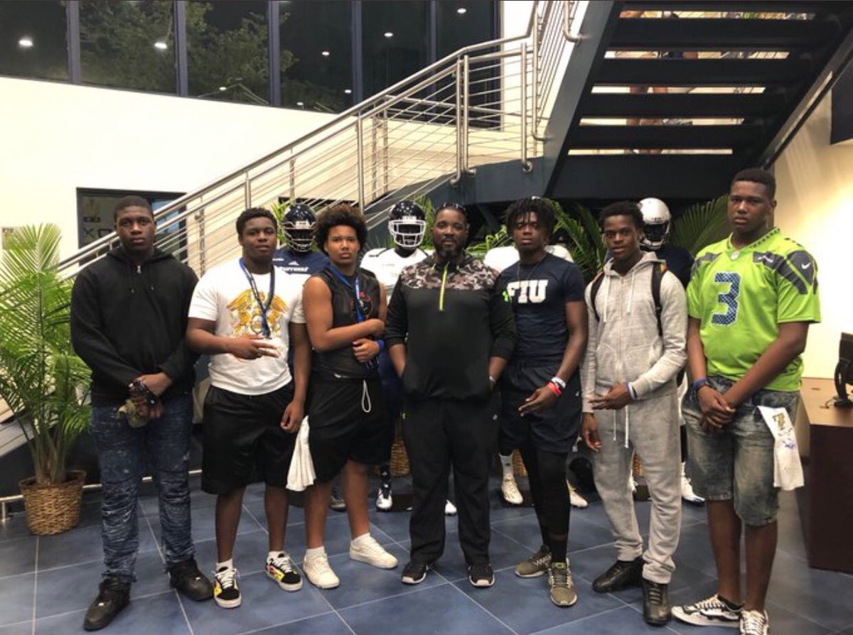 imEliTV's tweet photo. #McArthurFootball got to make it if it means anything necessary🏈 https://t.co/flM7VLM4Qk