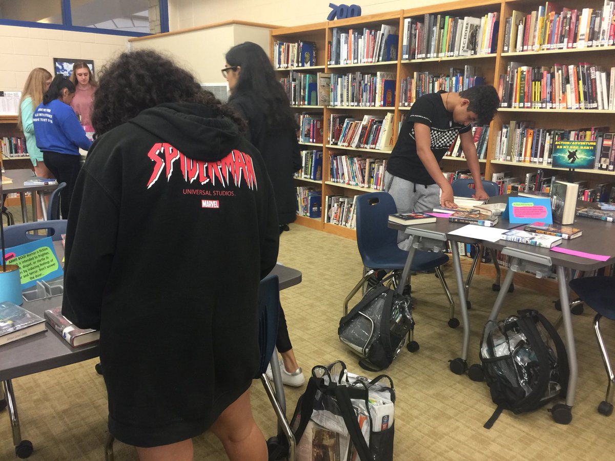 JohnsonJagLib's tweet photo. Back at it! Genre lesson to make good free choice reading selections! @CTJohnsonHigh https://t.co/xhyZdCi1tn