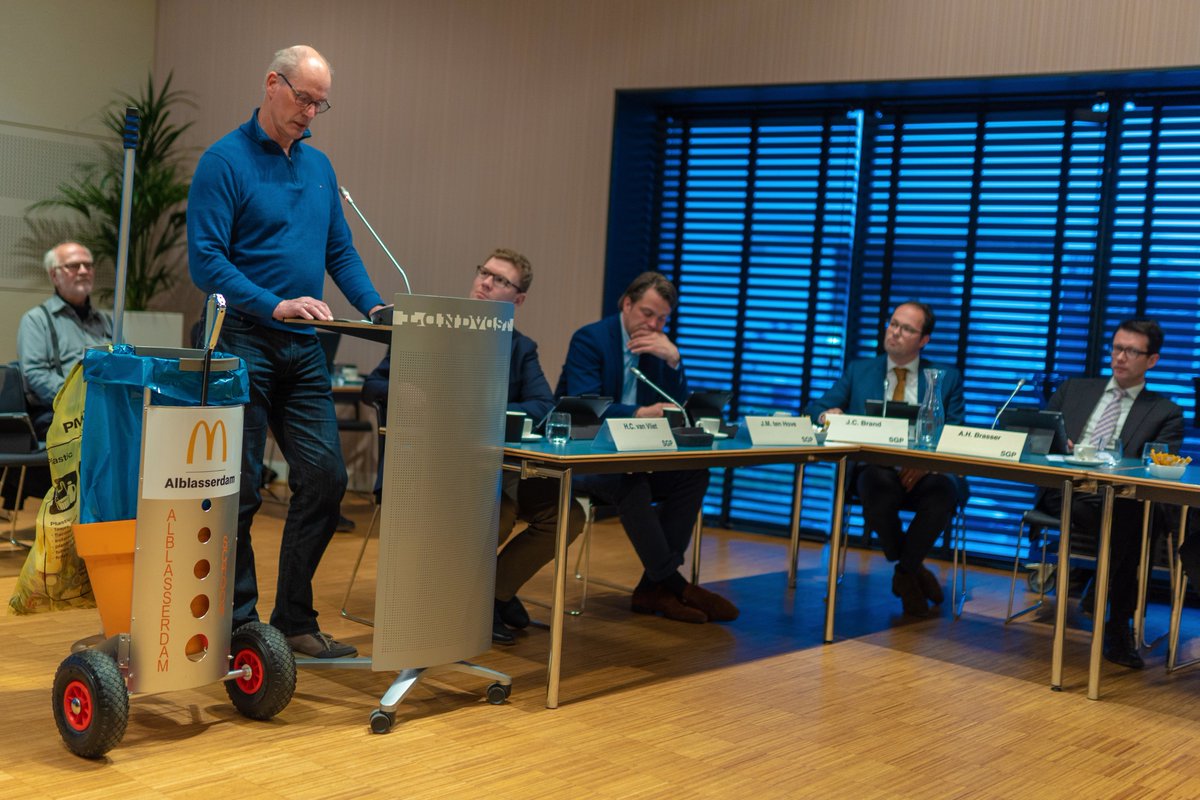 Peter van der Spoel van AlblasserdamSchoon roept raadsleden op om mee te helpen bij het opruimen van zwerfvuil in Alblasserdam. Van der Spoel heeft z'n 'karretje' meegenomen om zijn verhaal kracht bij te zetten. Zijn betoog wordt, na toestemming burgemeester, beloond met applaus.