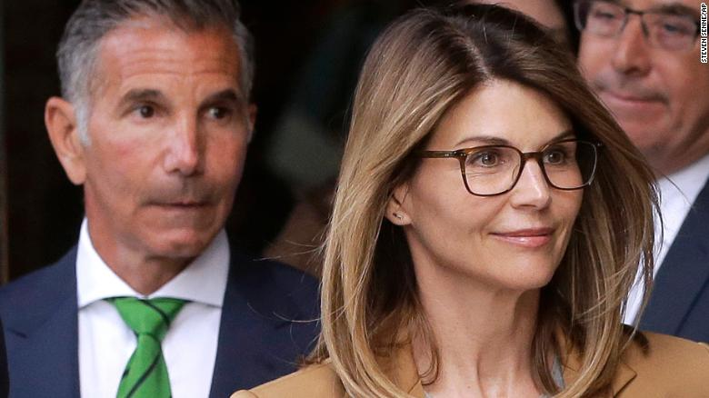 CNN's tweet photo. Federal prosecutors have been sending letters to people associated with the college admissions scandal, a law enforcement official with knowledge of the investigation confirmed https://t.co/qm3xZ2YVVl https://t.co/1ptJUYpK39