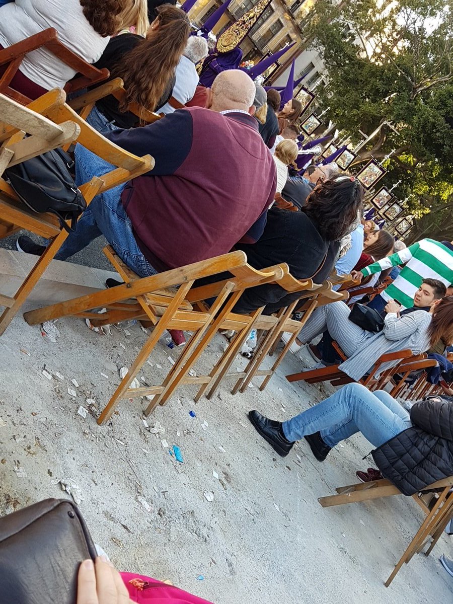 puffedsleeve's tweet image. ¿Y para qué han quitado las puñeteras sillas? ¿Para barrer y limpiar? Está todo hecho una mierda. Basura por todas partes: latas, toallitas, pipas, chocolate... ¡Asqueroso! #CofradiasMLG @cofradiasmalaga