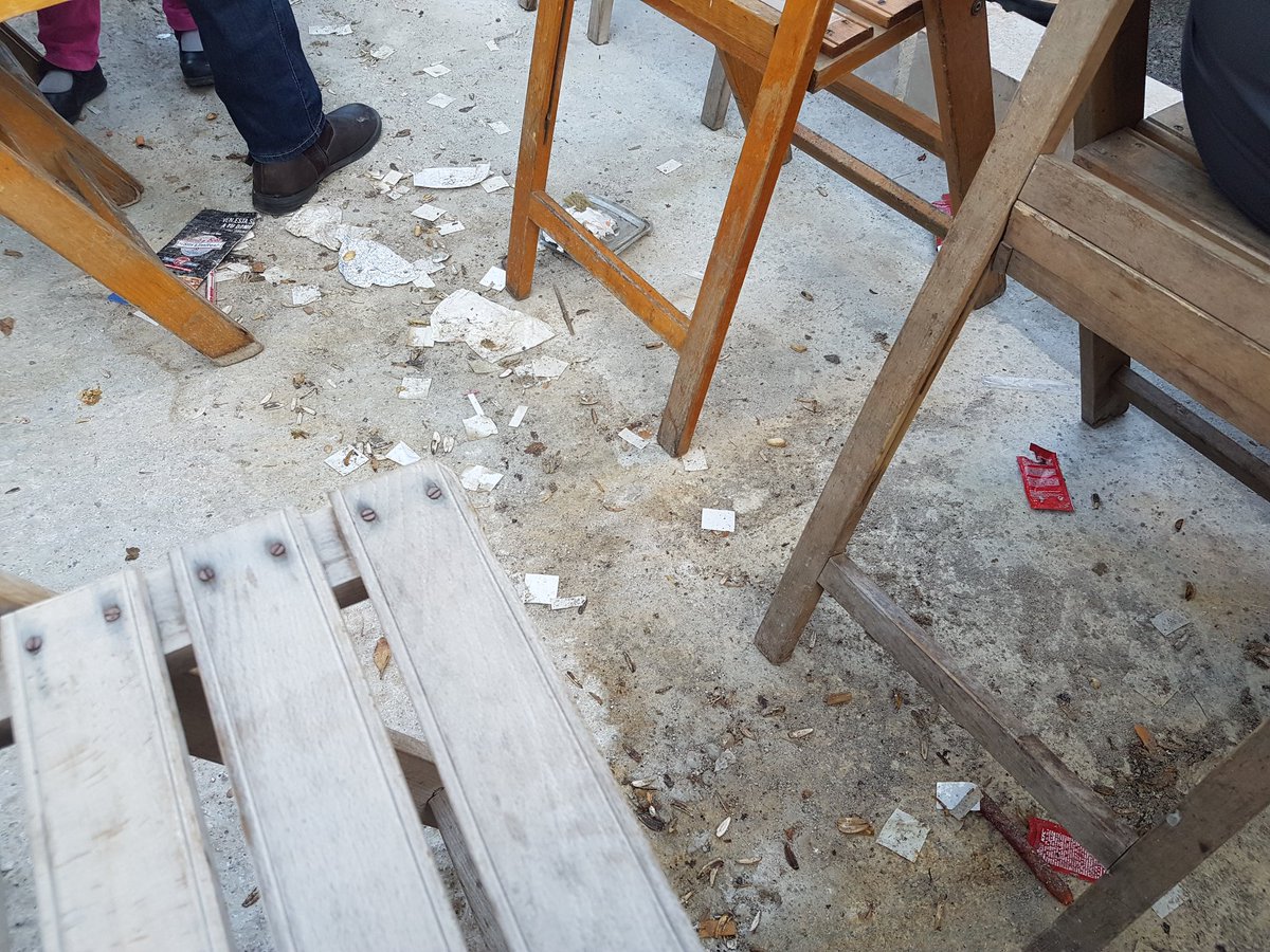 puffedsleeve's tweet image. ¿Y para qué han quitado las puñeteras sillas? ¿Para barrer y limpiar? Está todo hecho una mierda. Basura por todas partes: latas, toallitas, pipas, chocolate... ¡Asqueroso! #CofradiasMLG @cofradiasmalaga