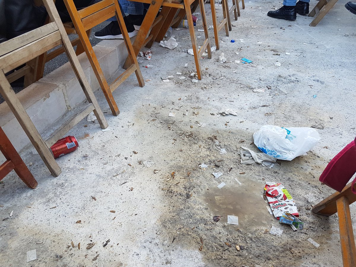 puffedsleeve's tweet image. ¿Y para qué han quitado las puñeteras sillas? ¿Para barrer y limpiar? Está todo hecho una mierda. Basura por todas partes: latas, toallitas, pipas, chocolate... ¡Asqueroso! #CofradiasMLG @cofradiasmalaga