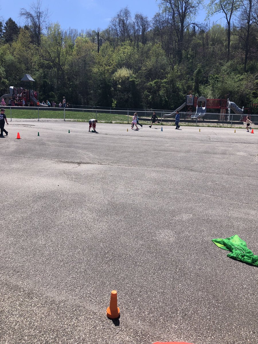 wskaggs_2's tweet photo. Itโs a beautiful day to run. LWES Running Club getting their laps in for the month of April. #FitPups https://t.co/VocLPD1h3p