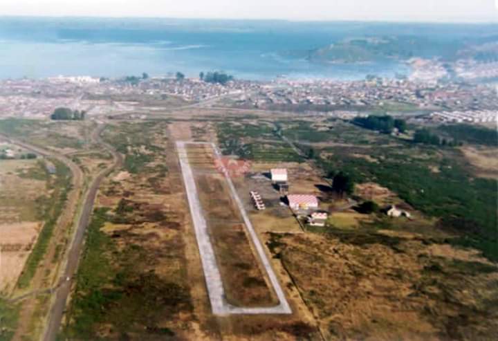 beeedooo1981's tweet photo. Instantánea del aeródromo La Paloma en 1990. Quién se acercó a quién? (Puerto Montt) https://t.co/Cjwmy8Y54o