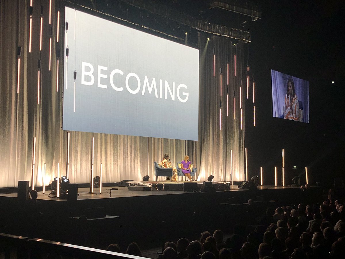 lislehelene's tweet photo. Michelle Obama commence sa conférence par quelques mots à propos de #NotreDame : « Paris est ma première expérience internationale en tant que jeune fille, je suis allée à la Cathédrale quand j’étais petite (...). Notre Dame sera reconstruite » * applaudissements * #IAmBecoming https://t.co/EoLxCD6ZGb