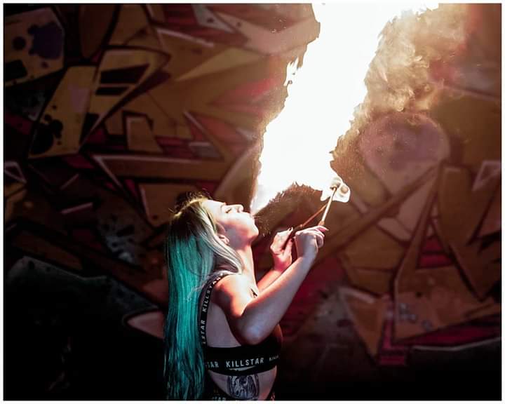 Missy13Massacre's tweet image. Dragon goddess 🐲 
📷 @UrbanSavageUK 
#firebreather #firemodel #fireperformer #firefox #Motherofdragons