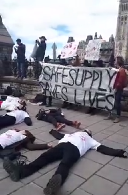 GregEqEd's tweet photo. #OverdoseCrisis "11 deaths a day across Canada. This is preventable." #cdnpoli
#TheyTalkWeDie #WeGrieveThousands 1-2-3-4 #WeDontNeedNoDrugWar https://t.co/lMduRzIKDI