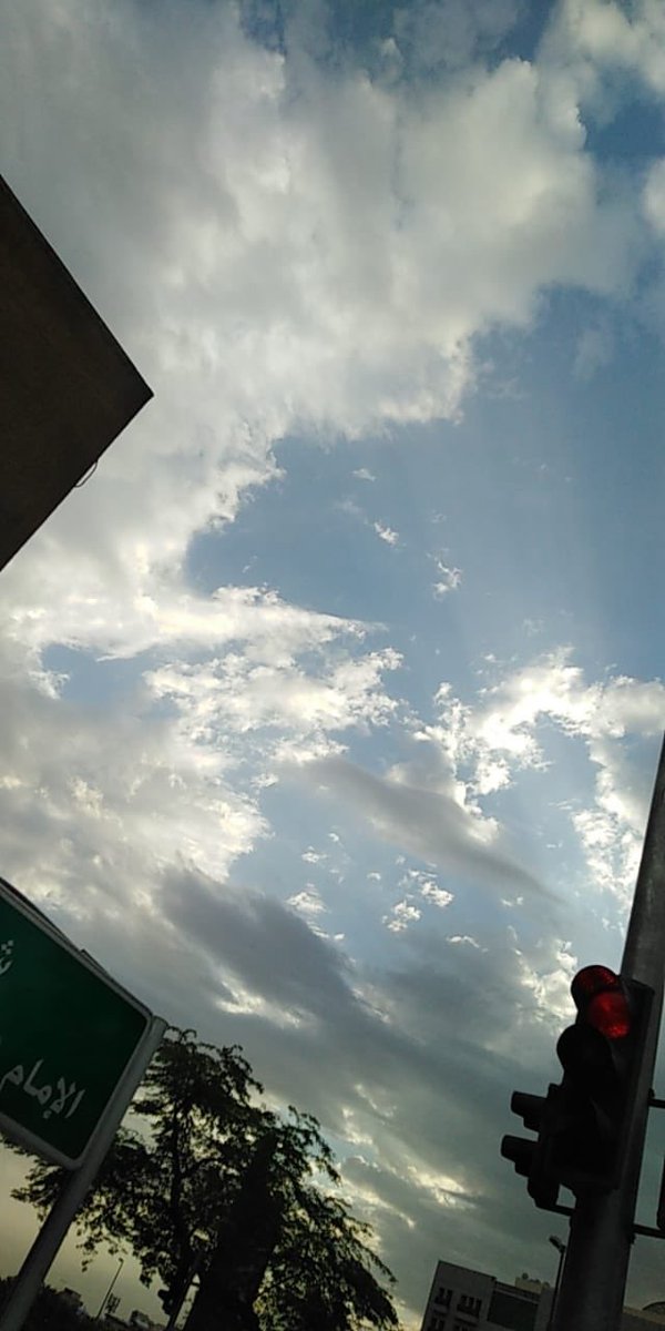 epcsMUtWvQYOaJS's tweet image. الغيومِ: منظر بهجةُ للعين والخاطرَ