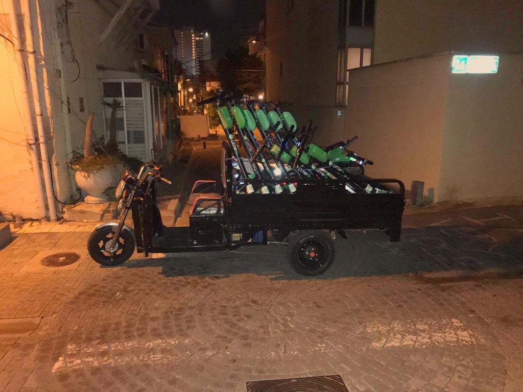 ChasersBot's tweet photo. Gangsta Juicer #LimeJuicer #ChasersBot #ScooterCharger @limebike https://t.co/7KVGgN6Qxy