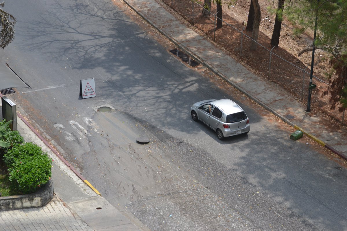 vleon01's tweet photo. @ElNacionalWeb Mucho sabríamos agradecer si nos publicaran la noticia de  una tubería de aguas servidas que descarga  a la calle Este, Urb. Manzanares, Municipio Baruta, Edo Miranda, que ya lleva mas de un mes y aun no ha sido reparada. Esto es un grave problema de insalubridad. https://t.co/ymIg15WefX