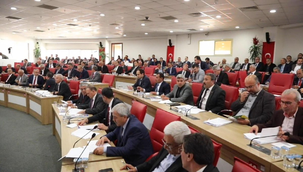 Bugün meclis toplantımızı gerçekleştirdik. Yapılan oylamanın sonucu tamamı kadınlardan oluşan Başkanlık Divanı'na Ayşe Özdemir, Yasemin Gürsoy, Semra Yücel, Fatma Tabak ve Hatice Kurban seçildi. Şehirlere her zaman kadın eli değmeli. 🌸