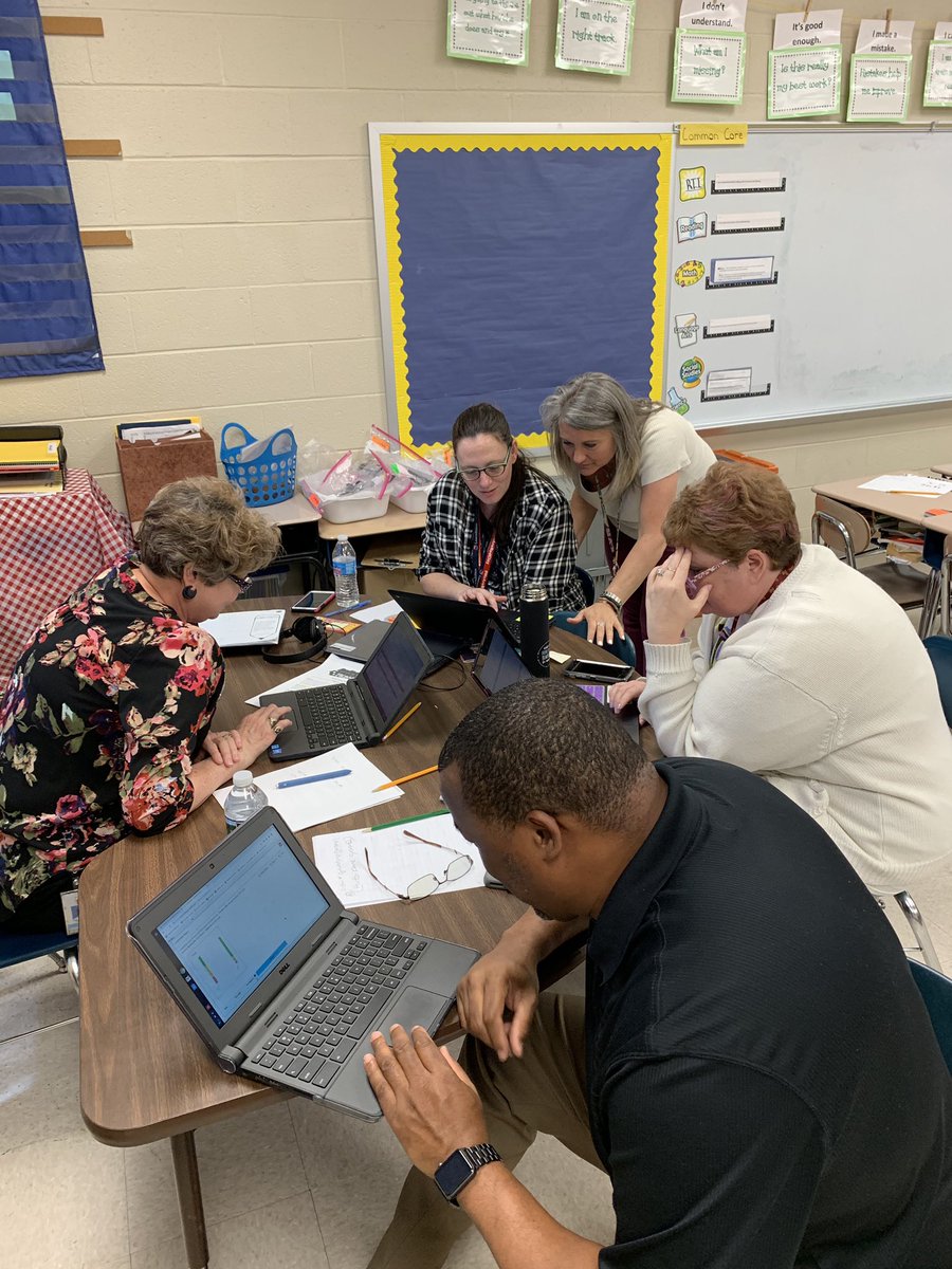 RicheyPrincipal's tweet image. 4th and 5th grade collaborating and  going over IAB data. #RicheyProud #DataDrivenInstruction
