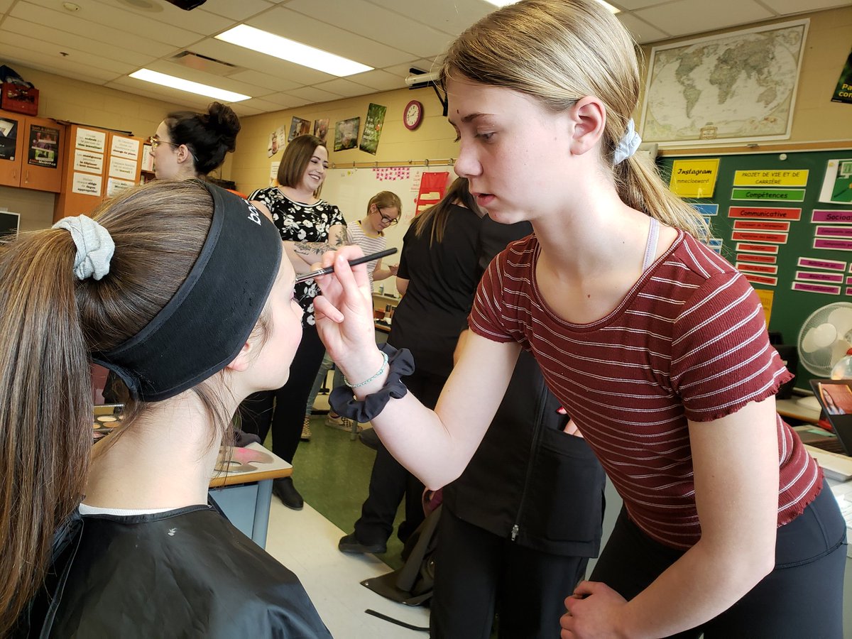 CloAlexandraWa1's tweet photo. Nous avons reçu la visite d'étudiantes du Collège Medes. Elles ont montré aux élèves comment bien appliquer un maquillage pour notre projet de classe. @EcoleLeMascaret #ecoleprototype https://t.co/BGRppbbNvd