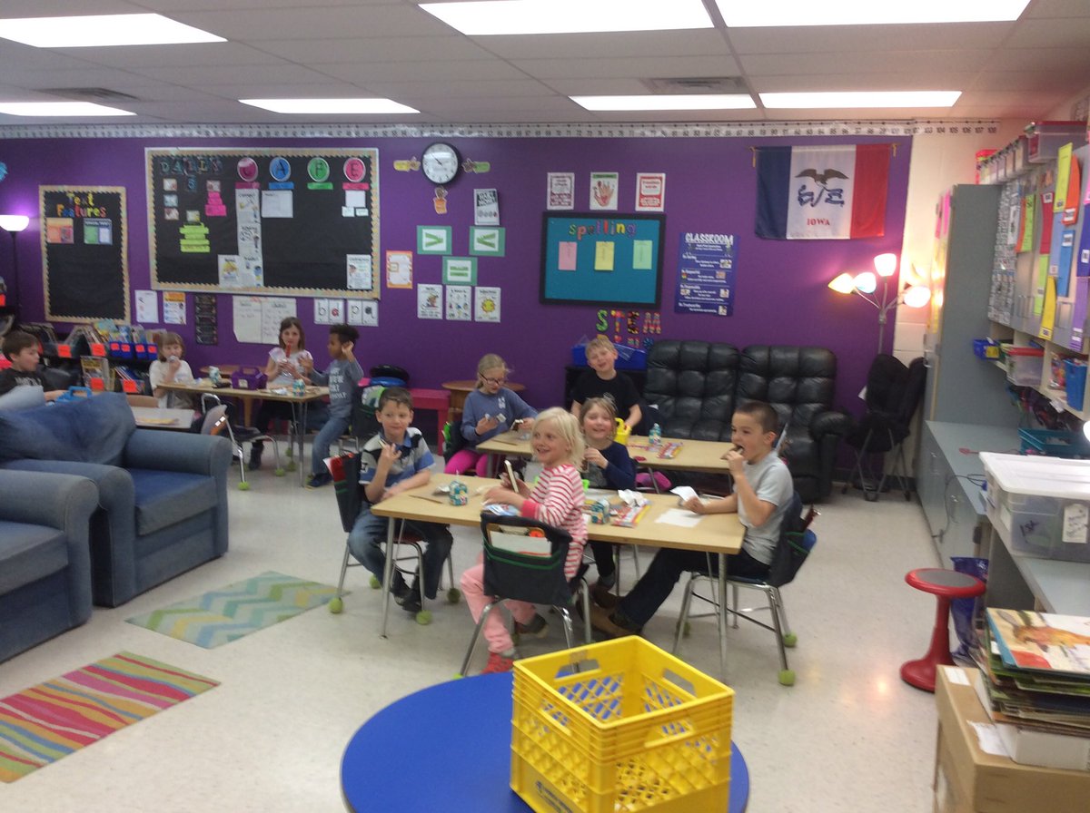 TiffanyMMcCabe's tweet photo. Congrats first graders! 25 kind acts completed! Enjoy the tasty treat! https://t.co/mW9VGlwIZu