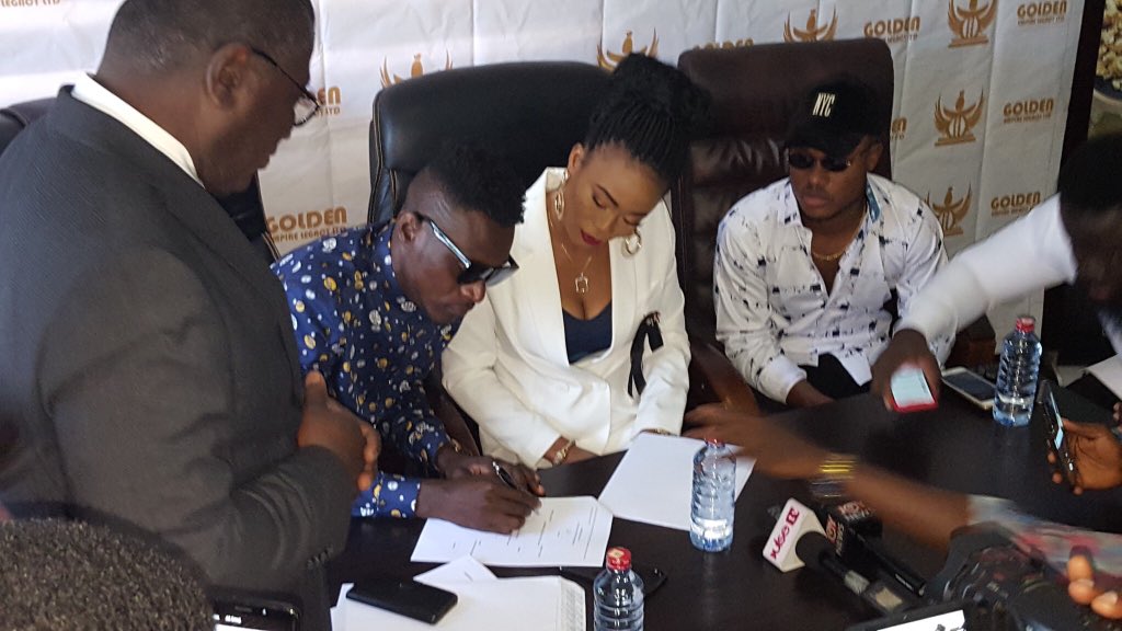 kecheglobal's tweet photo. It’s official , we just signed a 2 years record deal with one of the finest gold companies in africa, Golden Empire Legacy Ltd. Thanks to #TheSkillTeam for staying with us.. Wait on the bangers!🙌

#GoldenEmpireLegacySignsKeche #Keche #GB_Recz https://t.co/evllIGZHC9