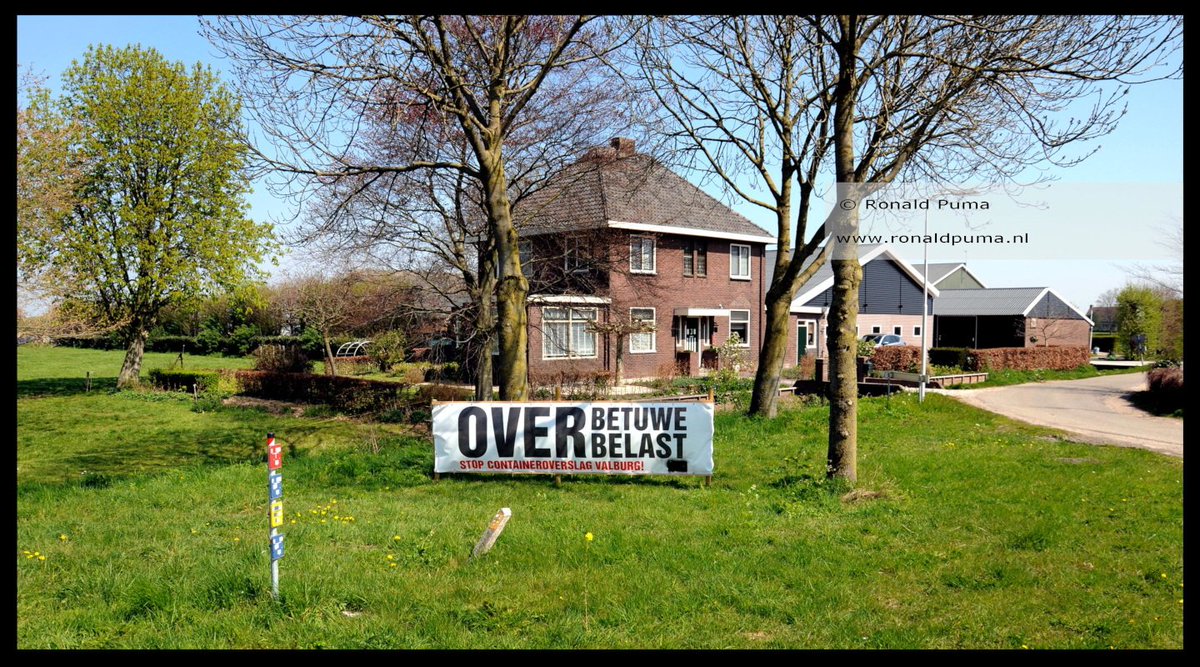 RonaldPumaPhoto's tweet image. 16.04.2019. #Protest tegen #railterminal #containeroverslag #Valburg #Reeth #Elst #A15 #Netherlands. #Betuwelijn #goederenvervoer #economie #politiek.